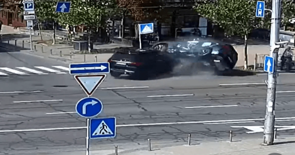 Автомобіль BMW на літній терасі ресторану KAØS на Великій Васильківській у Києві