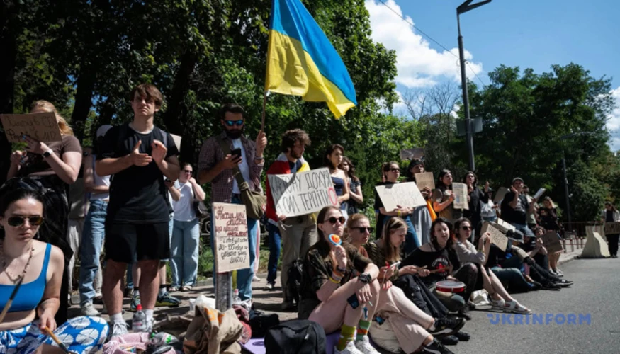 Протестувальники біля Верховної Ради тримають плакати проти призначення Хмари та скандують «Ганьба»