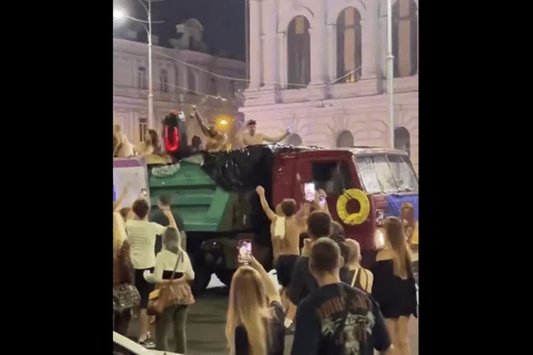 Вантажівка-«басейн» на вулицях Харкова під час святкування Дня міста 23 серпня