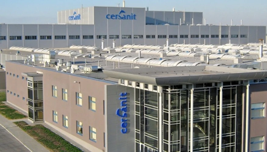 Пошкоджений завод Cersanit Invest у Звягелі внаслідок атаки реактивних дронів РФ