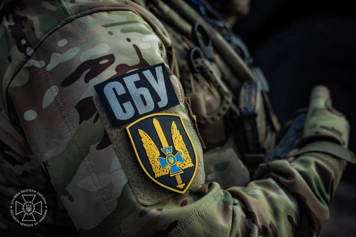 Працівники СБУ проводять обшук в офісі